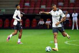 意昂体育注册：冲击力十足！詹姆斯上半场10中4得14分6板3助，罚球7中6.